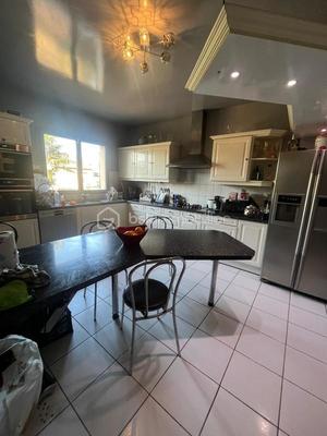 Maison traditionnelle - 175 m² - 6 pièces