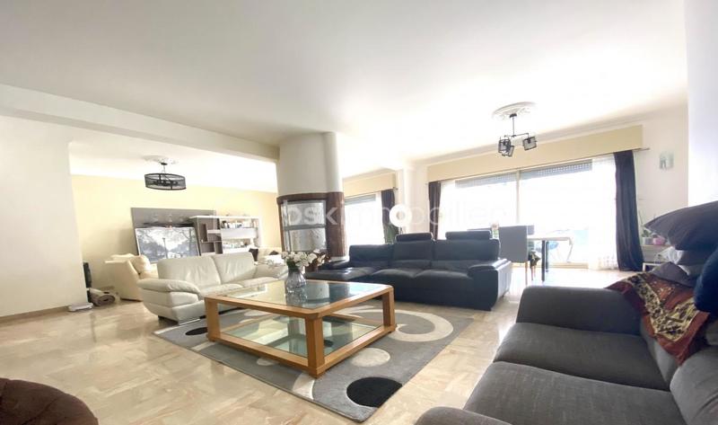 Propriété - 330 m² - 9 pièces