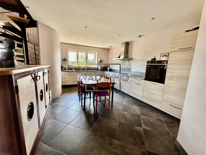 Maison - 233 m² - 7 pièces