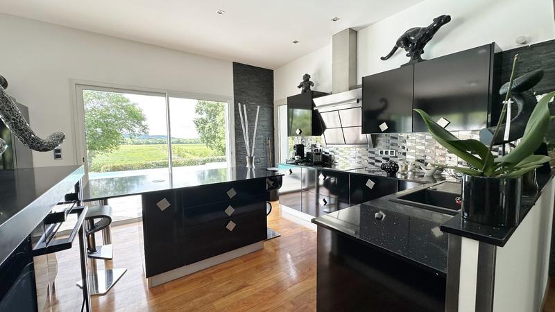 Maison d'architecte - 266 m² - 7 pièces