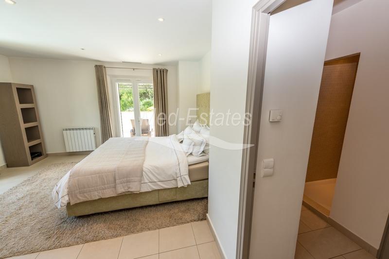 Villa - 261 m² - 6 pièces