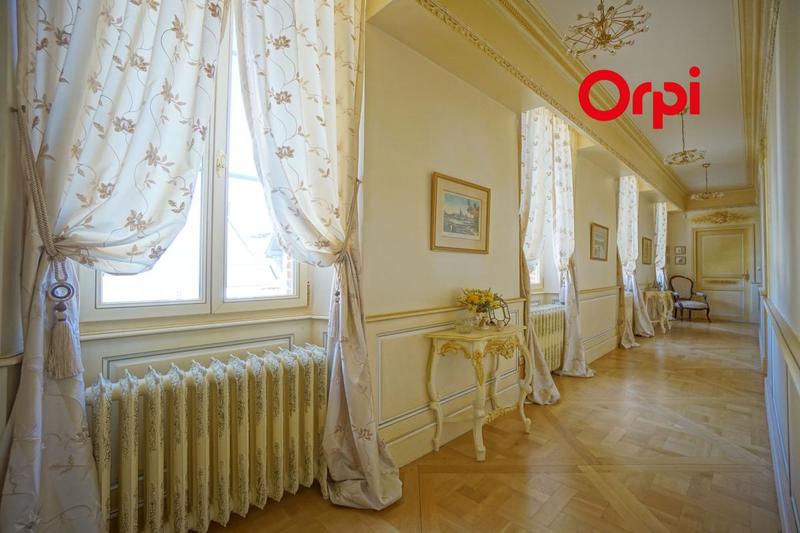 Propriété - 360 m² - 8 pièces