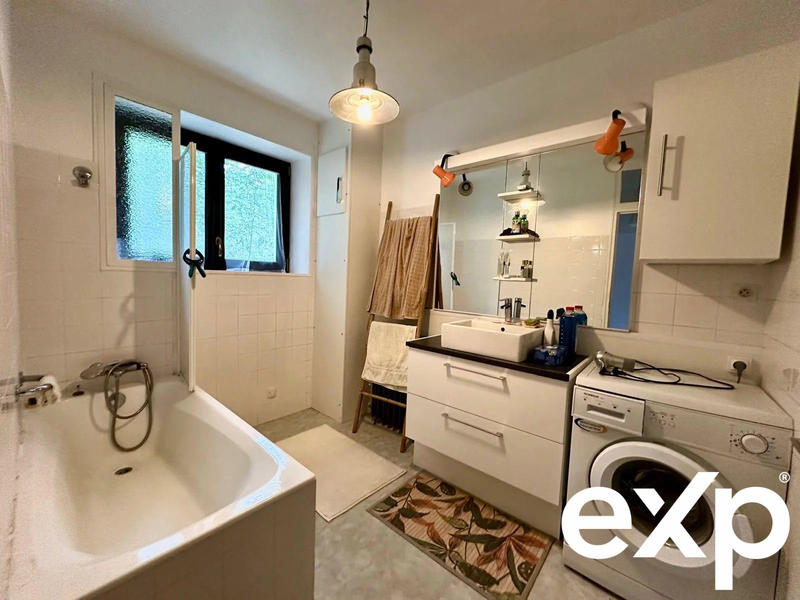 Maison traditionnelle - 219 m² - 9 pièces