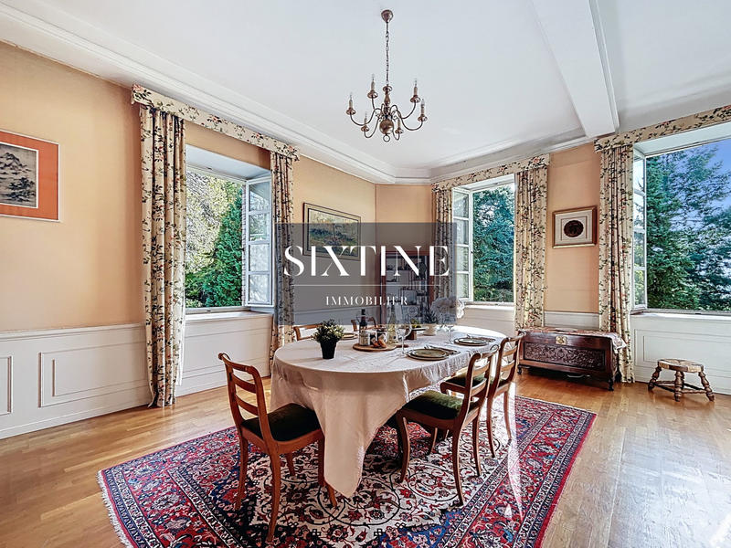 Maison - 312 m² - 9 pièces