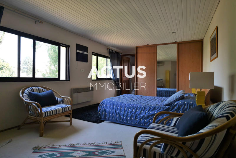 Maison - 210 m² - 7 pièces