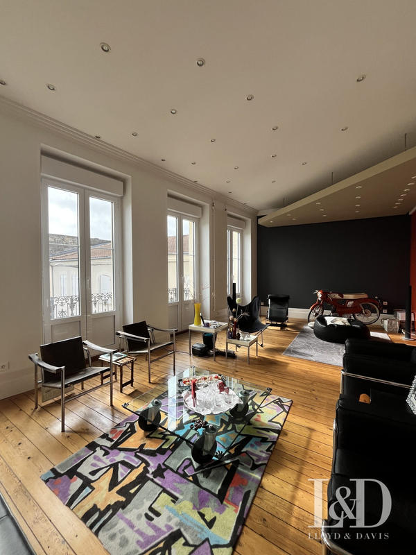 Maison - 235 m² - 8 pièces