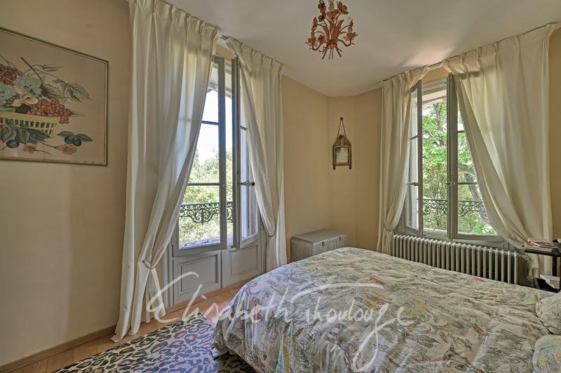 Maison - 240 m² - 9 pièces