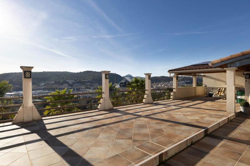 Maison - 222 m² - 8 pièces