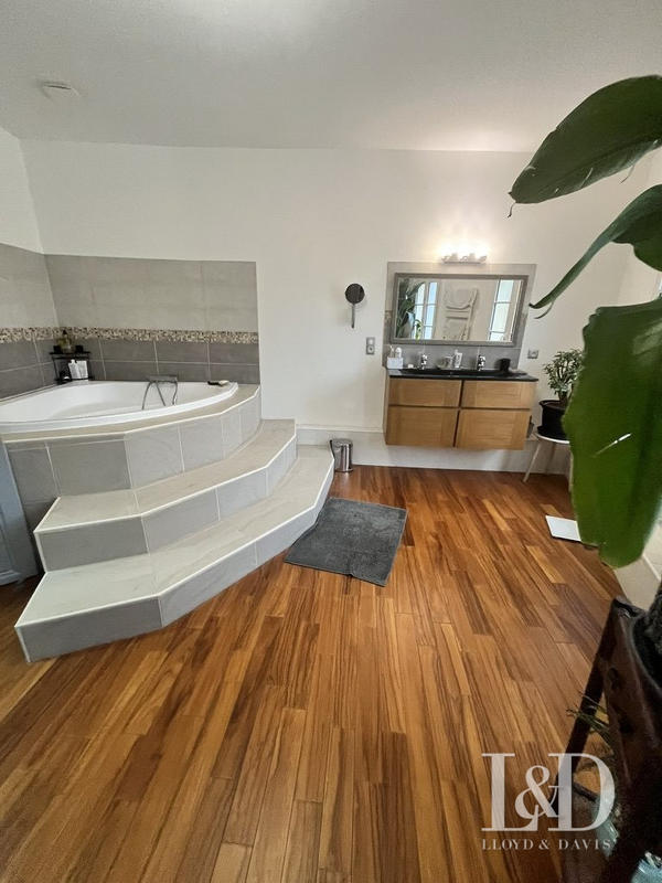 Maison - 220 m² - 9 pièces