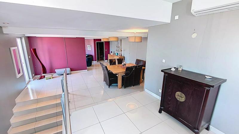 Maison - 209 m² - 7 pièces