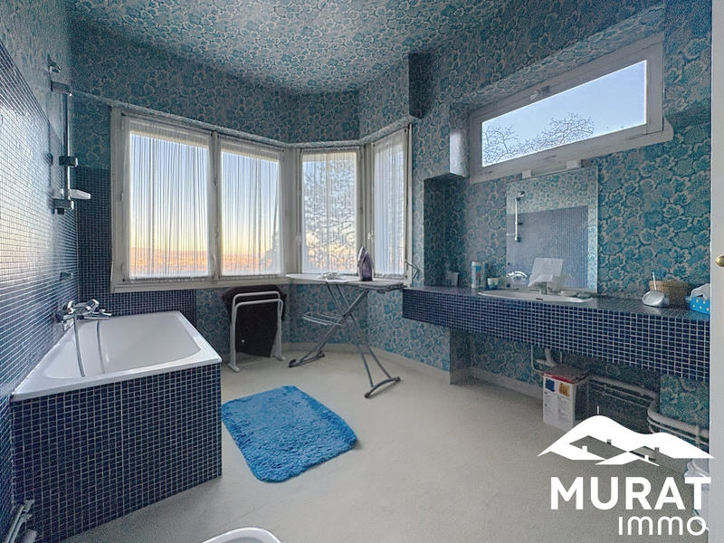 Maison - 238 m² - 9 pièces