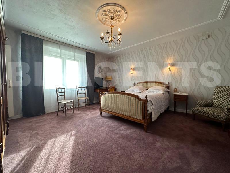 Maison - 270 m² - 8 pièces