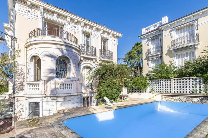 Maison de maîtres - 420 m² - 11 pièces