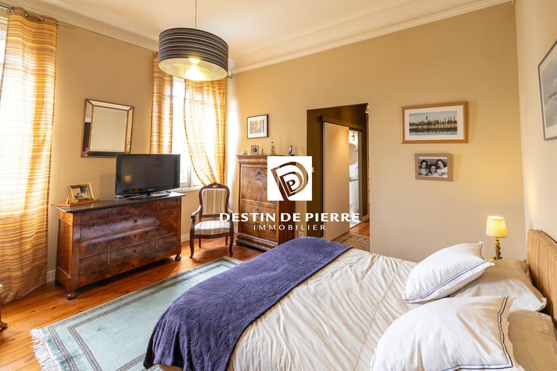 Maison - 240 m² - 8 pièces