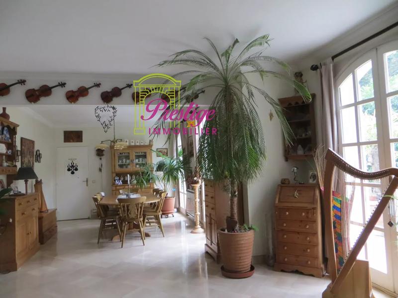 Propriété - 275 m² - 7 pièces