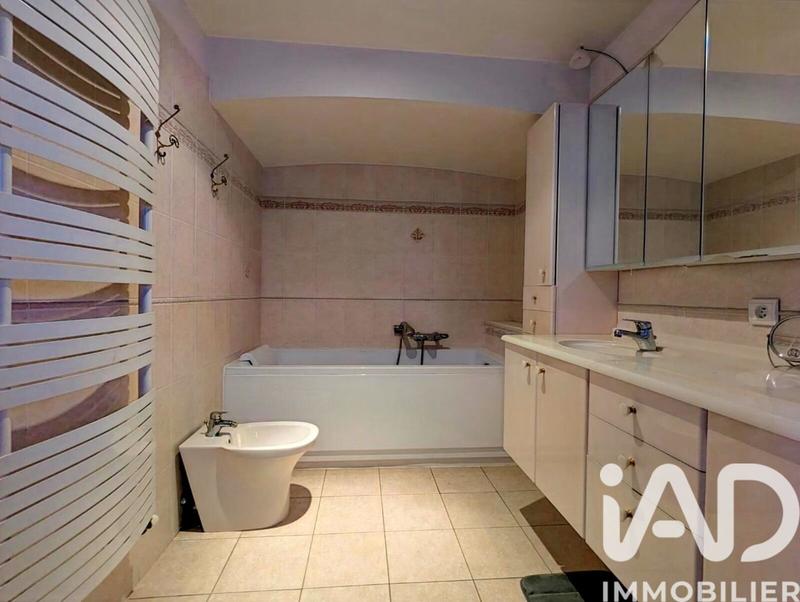 Maison - 209 m² - 8 pièces