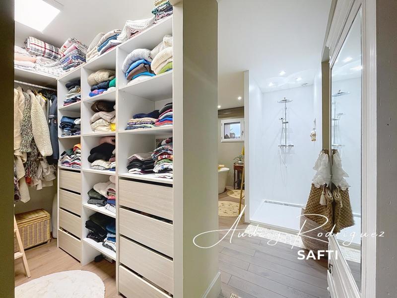 Maison - 310 m² - 11 pièces