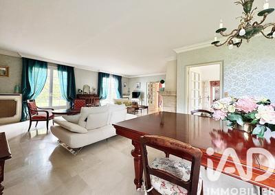 Maison - 216 m² - 10 pièces