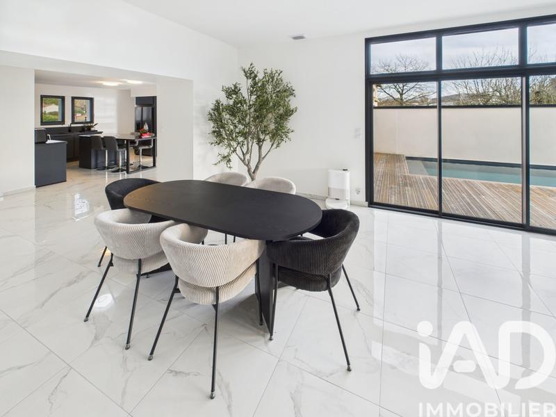 Maison - 210 m² - 6 pièces