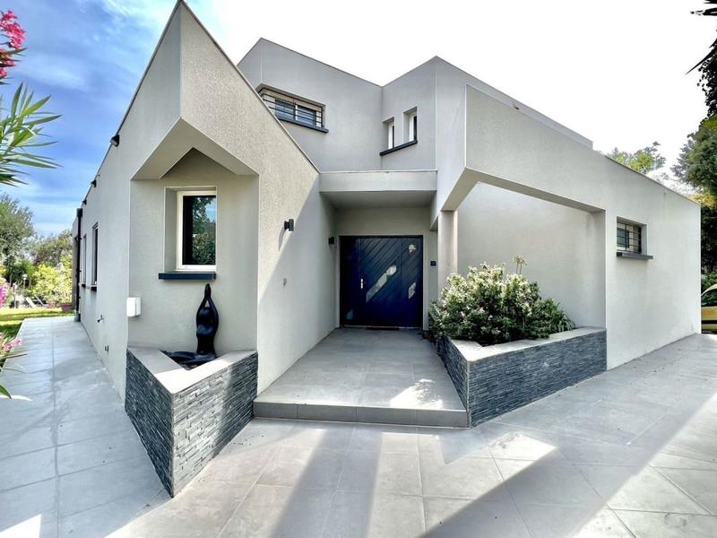 Maison - 218 m² - 7 pièces