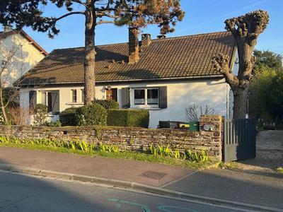 Maison - 220 m² - 8 pièces