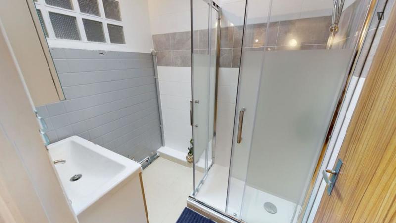 Chambre - 11 m² - 10 pièces