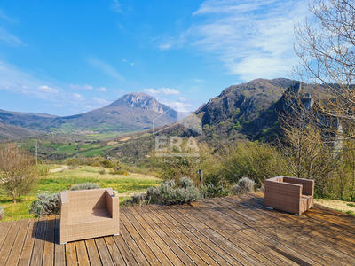 Maison - 213 m² - 9 pièces