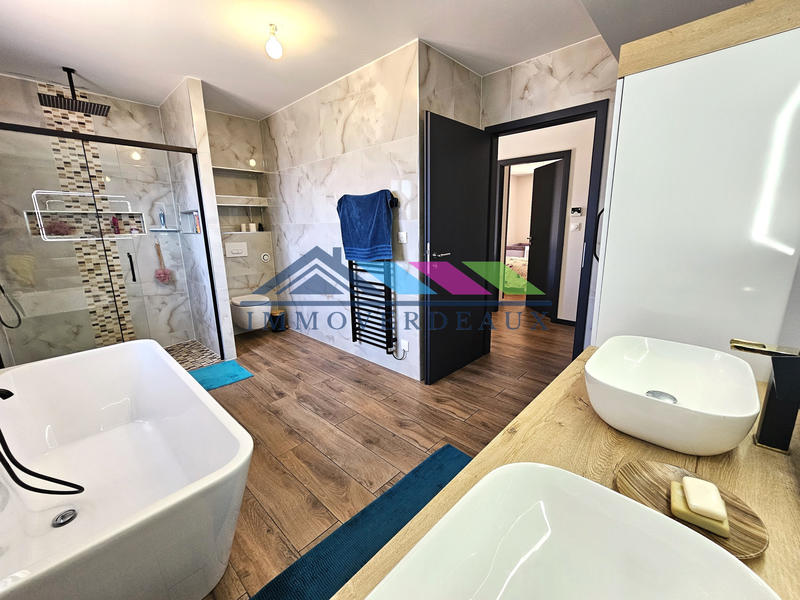 Maison - 210 m² - 6 pièces