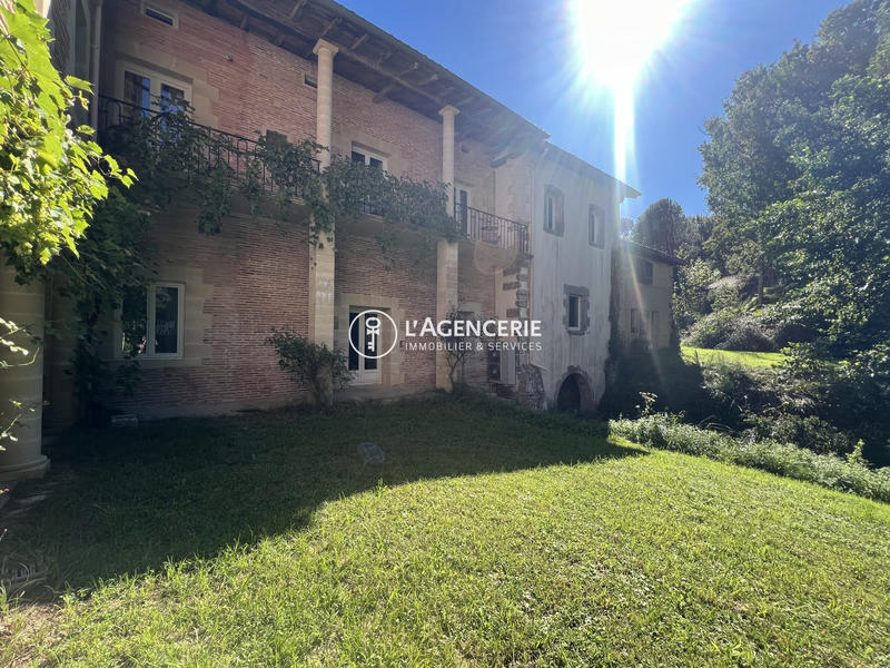 Maison ancienne - 846 m² - 13 pièces