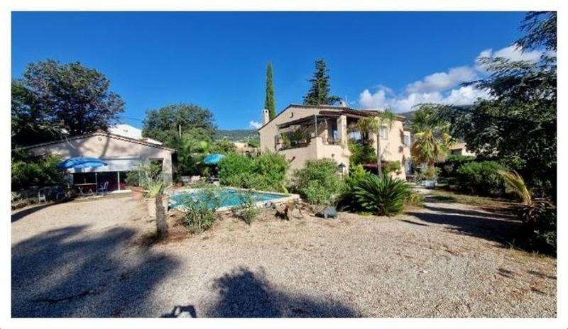 Maison - 205 m² - 7 pièces