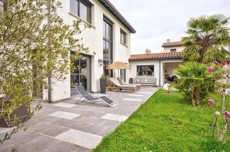 Maison - 210 m² - 8 pièces