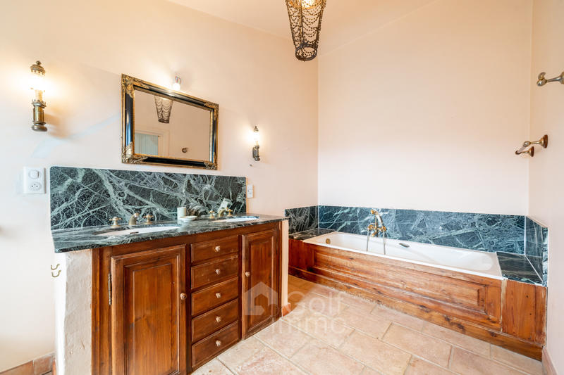 Maison - 240 m² - 7 pièces