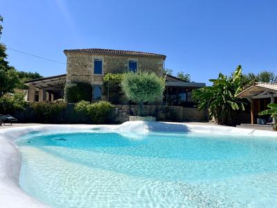 Maison - 650 m² - 20 pièces