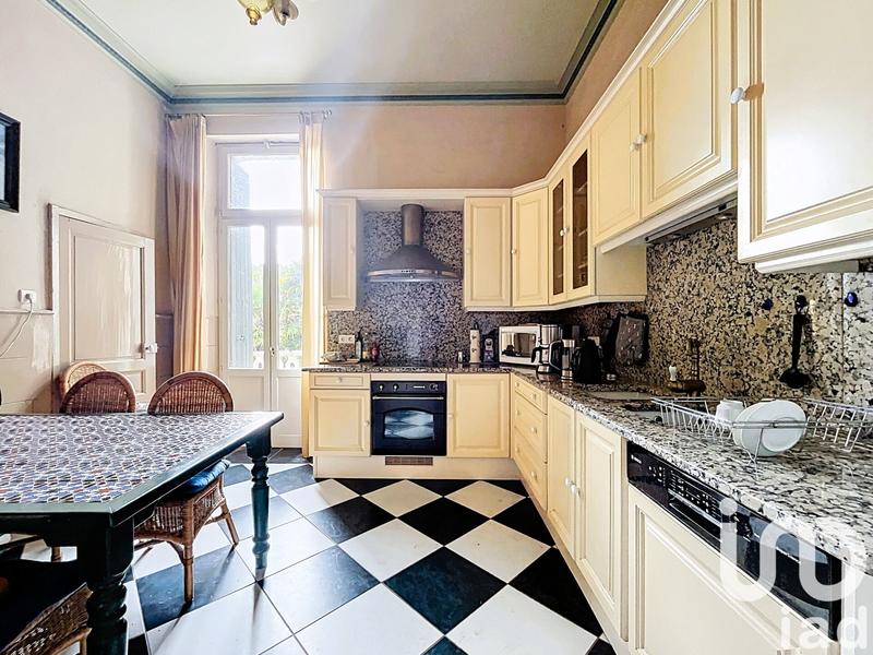 Maison - 402 m² - 12 pièces