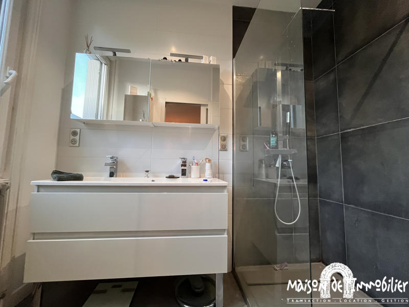 Maison - 256 m² - 12 pièces