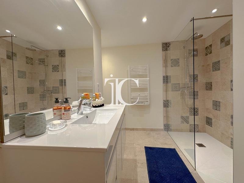 Maison - 272 m² - 8 pièces