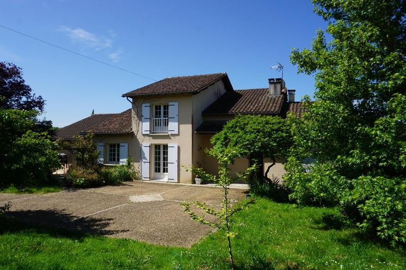 Maison - 219 m² - 9 pièces