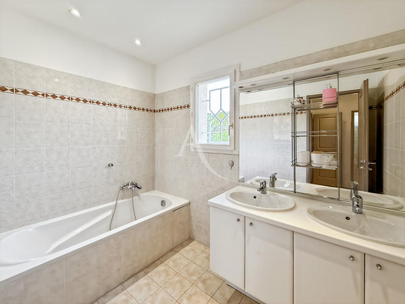 Maison - 163 m² - 6 pièces