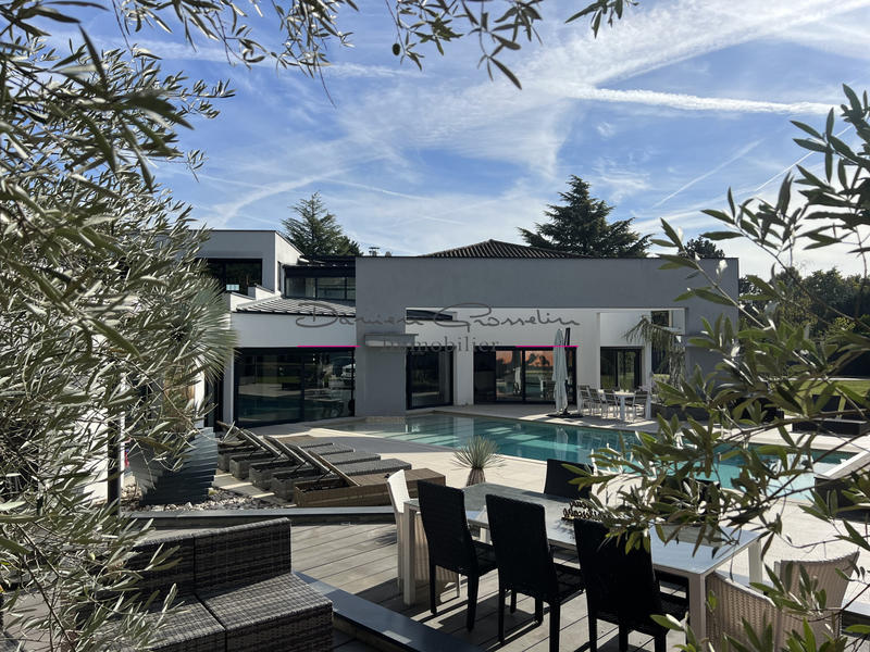 Maison - 350 m² - 8 pièces