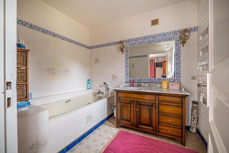 Maison - 230 m² - 8 pièces