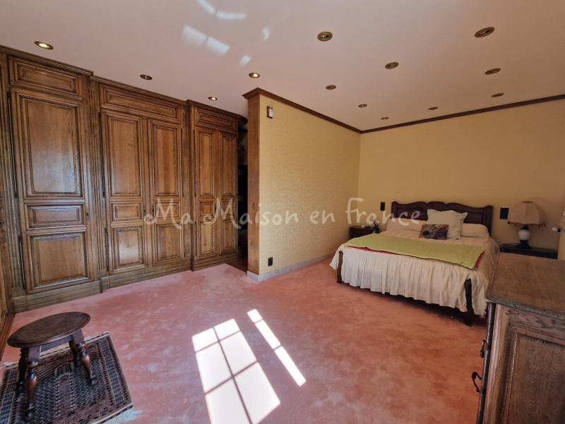 Maison - 225 m² - 11 pièces