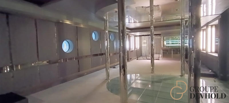 Maison - 1 325 m² - 15 pièces