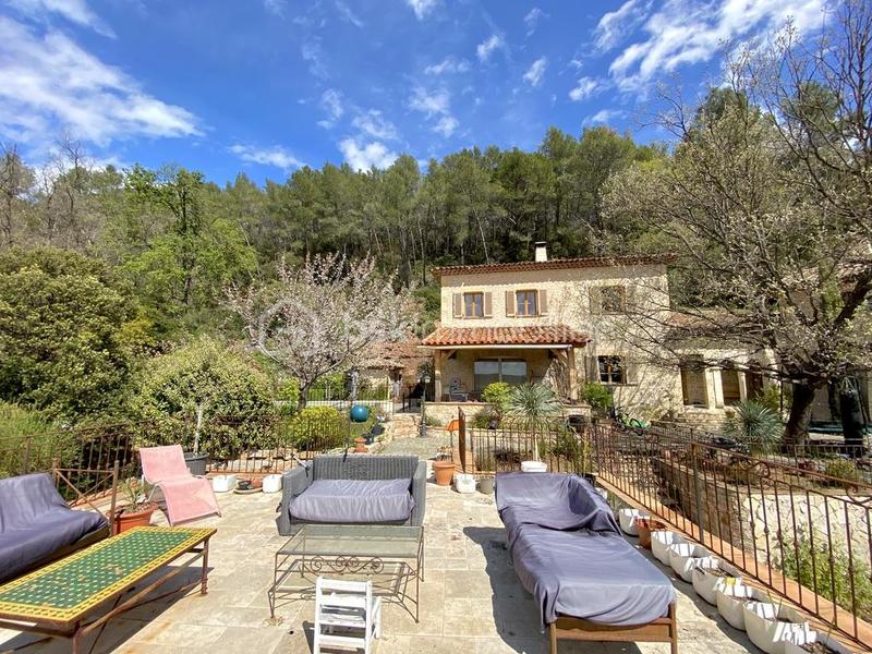 Demeure - 272 m² - 10 pièces