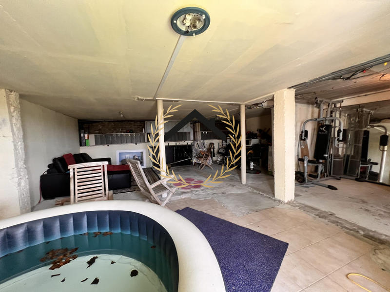 Maison traditionnelle - 162 m² - 6 pièces