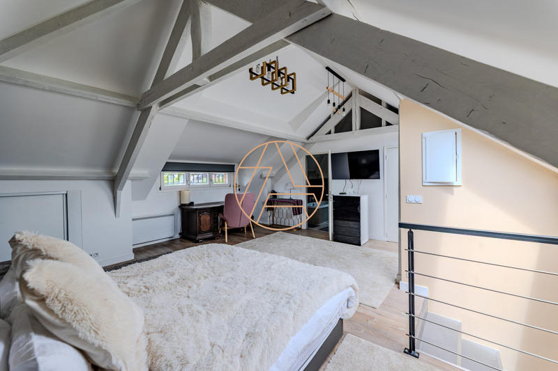 Maison - 331 m² - 9 pièces