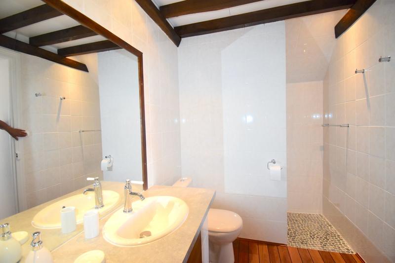 Maison - 1 700 m² - 75 pièces