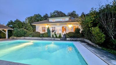 Maison - 225 m² - 6 pièces