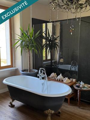 Maison - 280 m² - 9 pièces