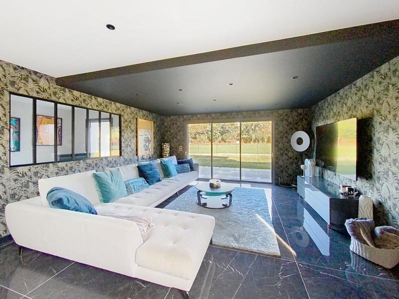 Propriété - 205 m² - 6 pièces