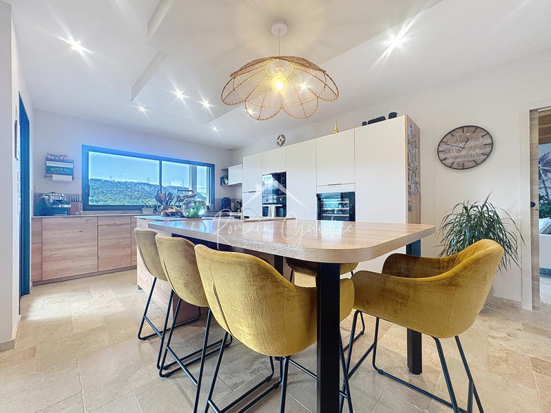 Propriété - 251 m² - 8 pièces